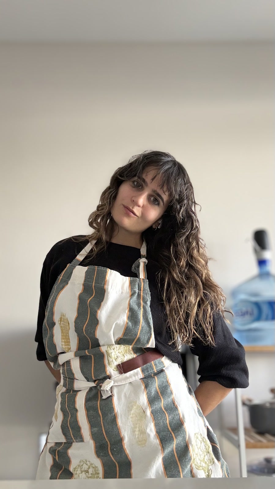 Fedruela con delantal en su cocina