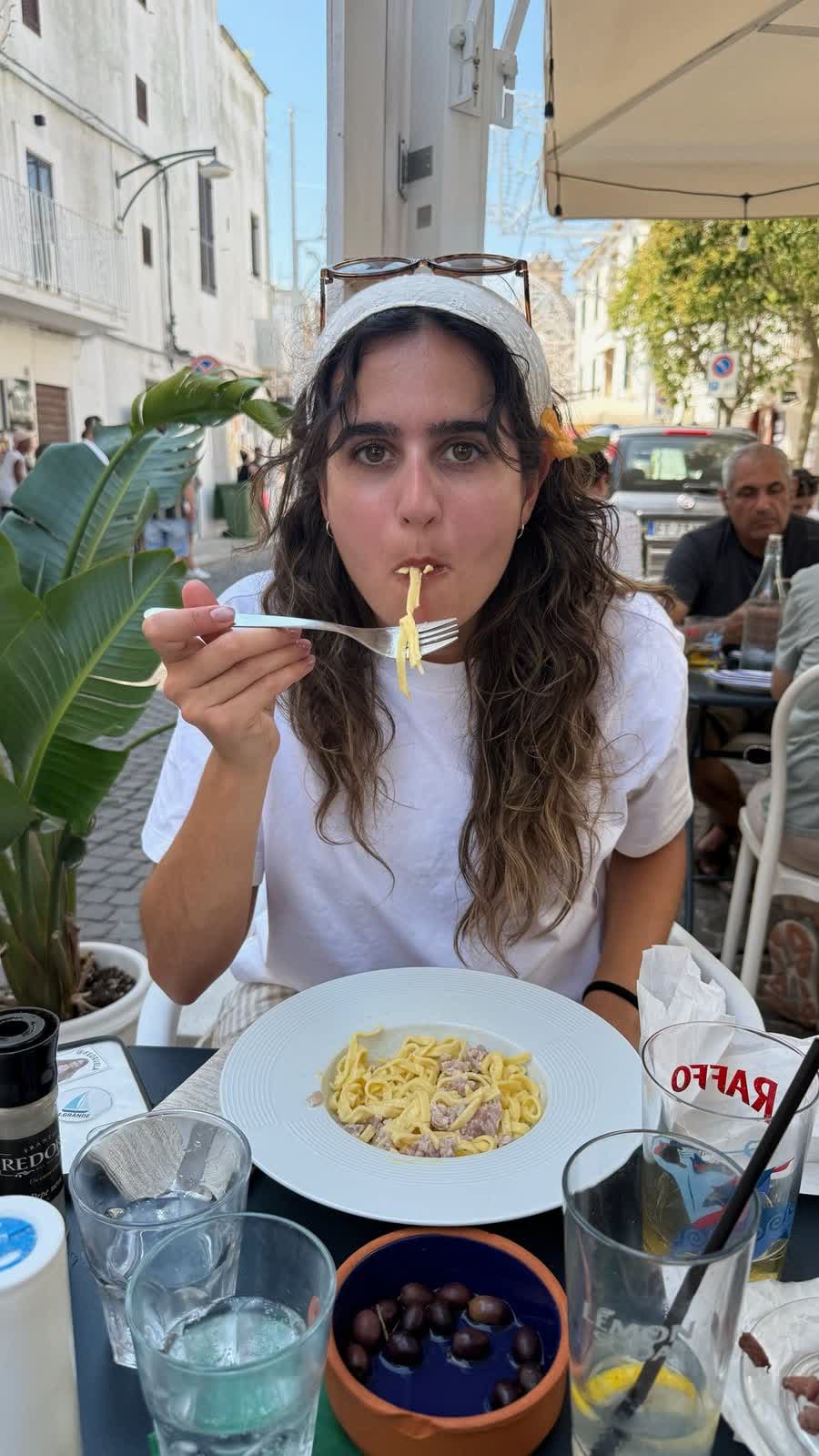 Fedruela probando pasta en una terraza