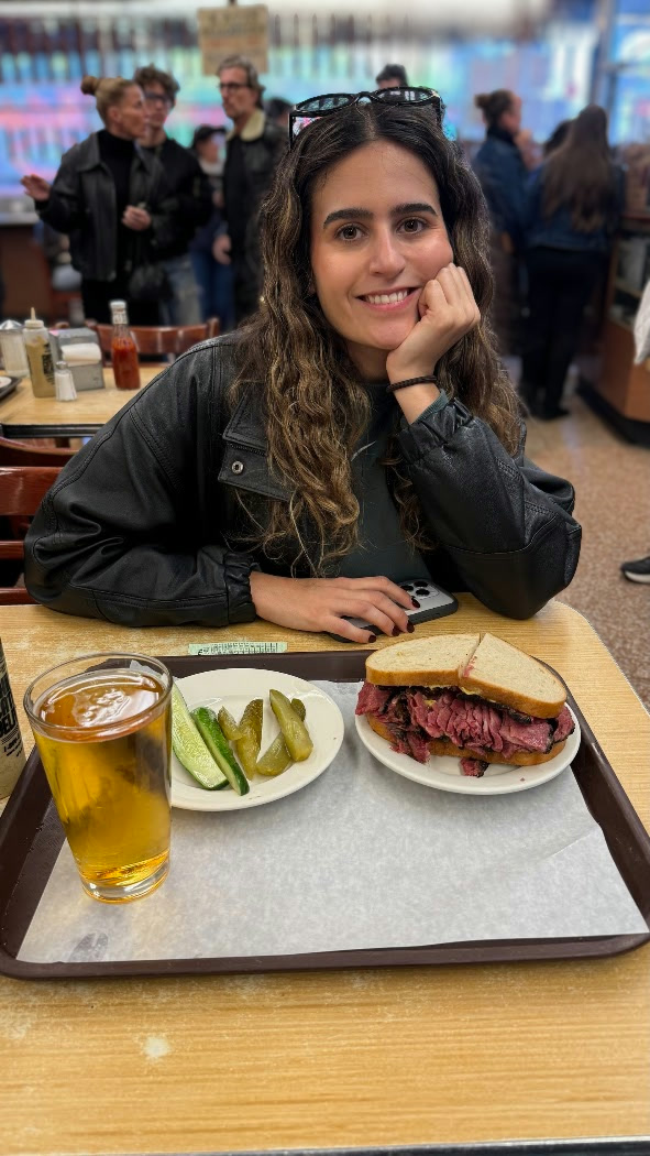 Fedruela en Katz’s, con el fondo desenfocado